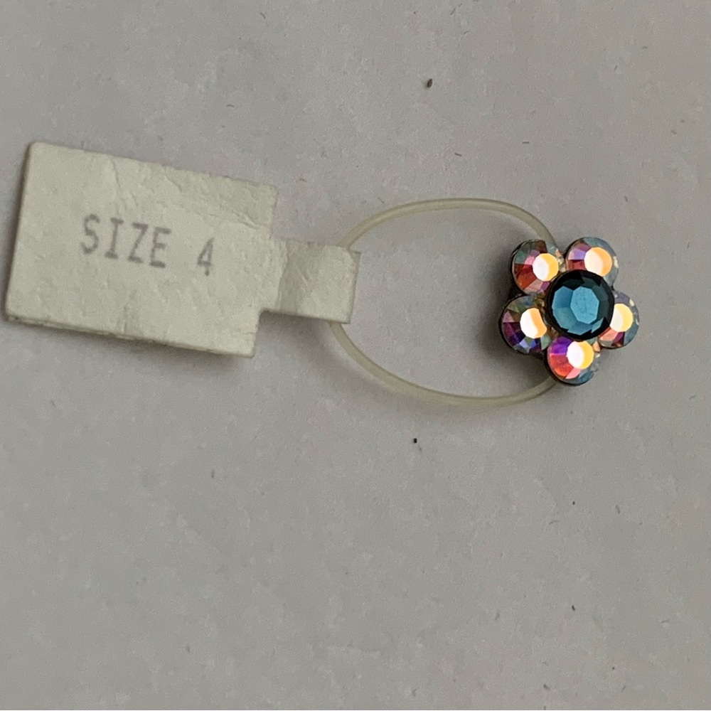 TOES BUNDLE (3) 2 Rhinestone Flower Toe Rings & 1 purple rhinestone stretch ring - Picture 9 of 13